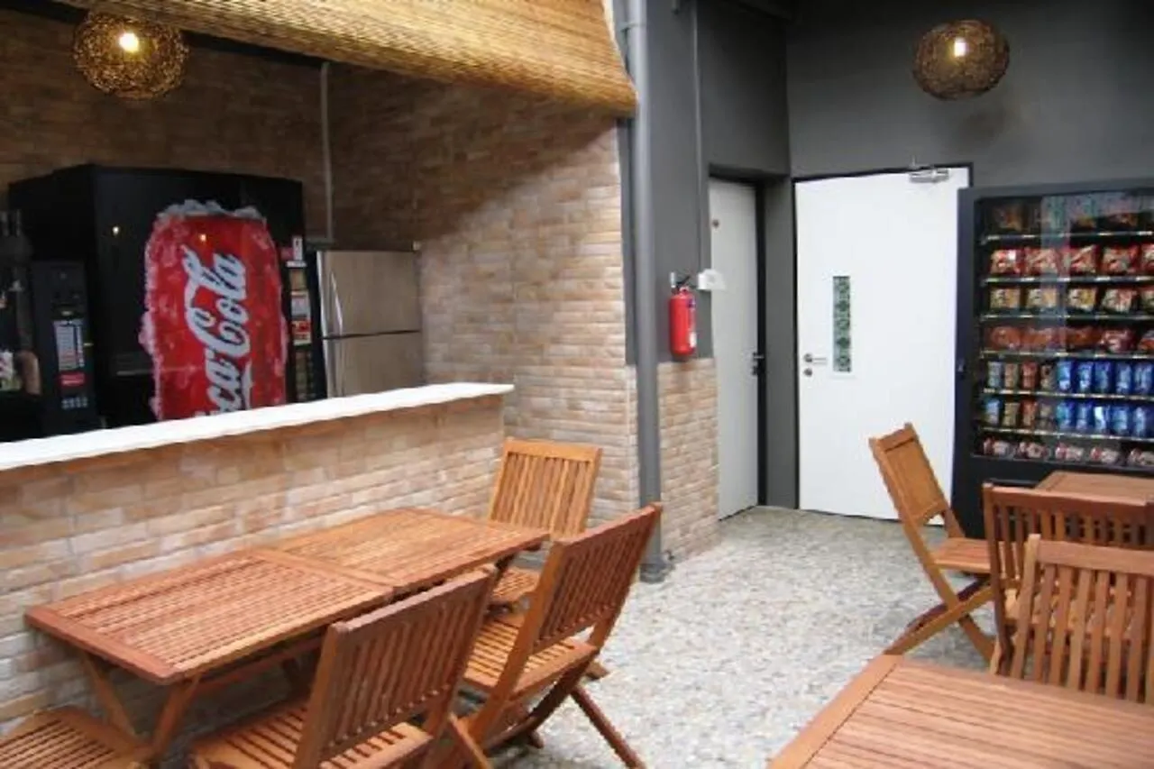 Moni Gallery Hostel Singapore