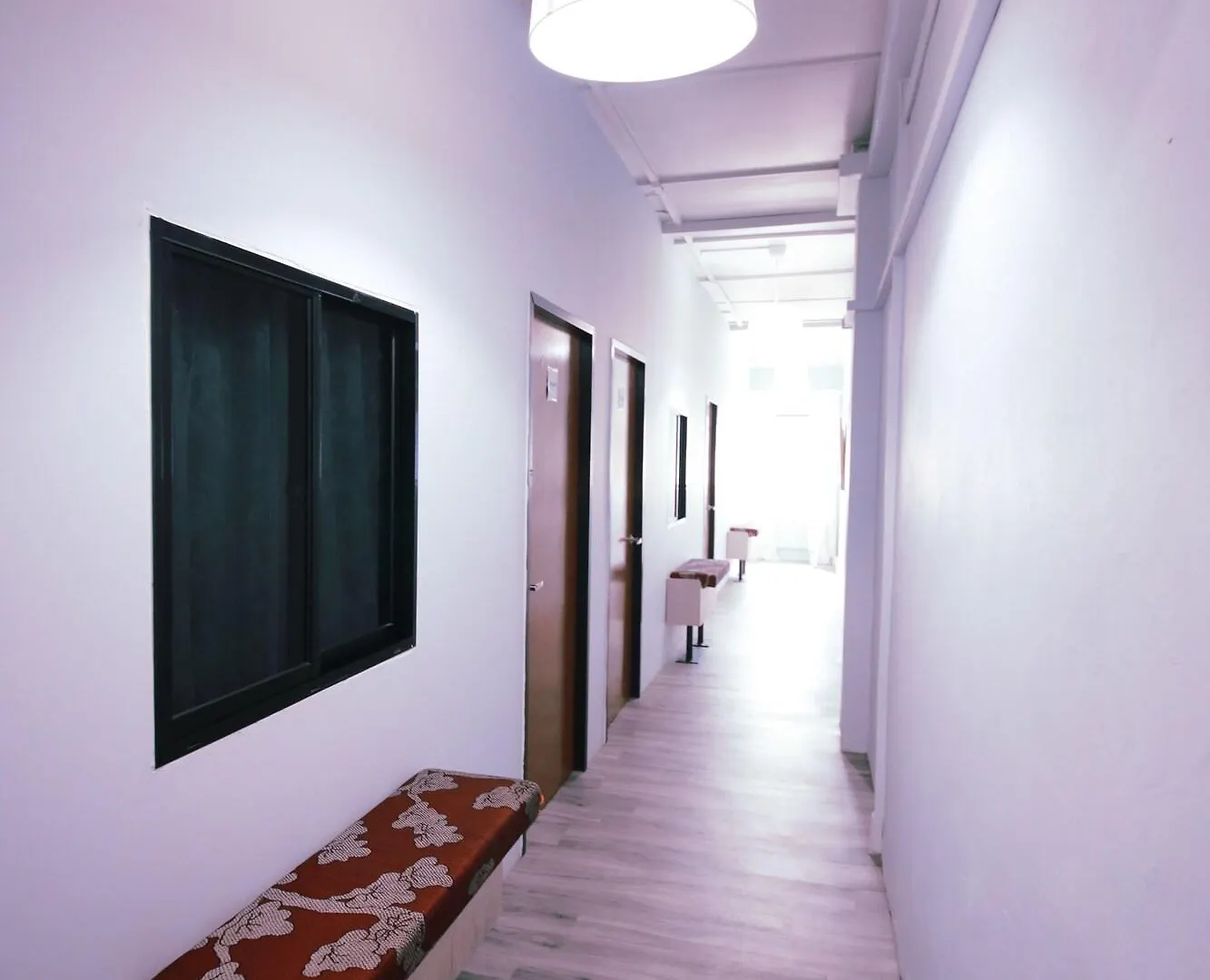 Moni Gallery Hostel Singapore