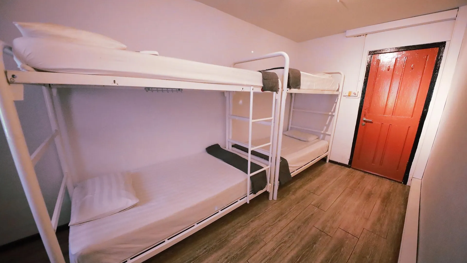 Moni Gallery Hostel Singapore