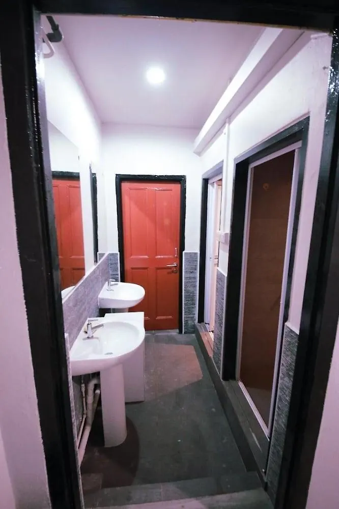Moni Gallery Hostel Singapore