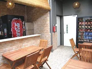 Moni Gallery Hostel Singapore