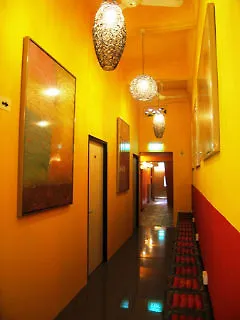 Moni Gallery Hostel Singapore