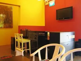 Moni Gallery Hostel Singapore