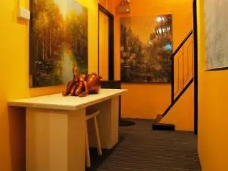 Moni Gallery Hostel Singapore