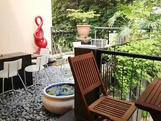Moni Gallery Hostel Singapore
