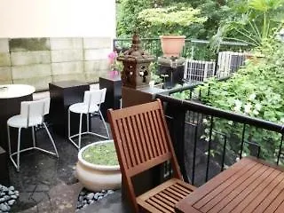 Moni Gallery Hostel Singapore