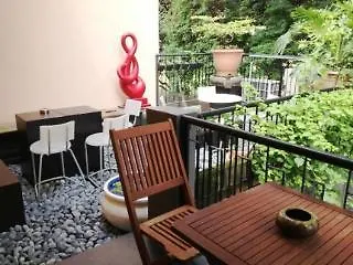 Moni Gallery Hostel Singapore