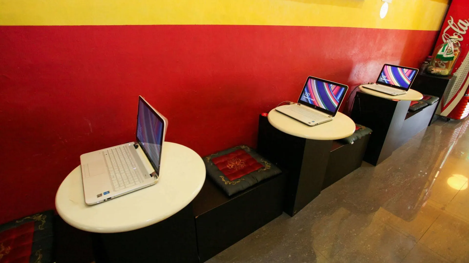 Moni Gallery Hostel Singapore