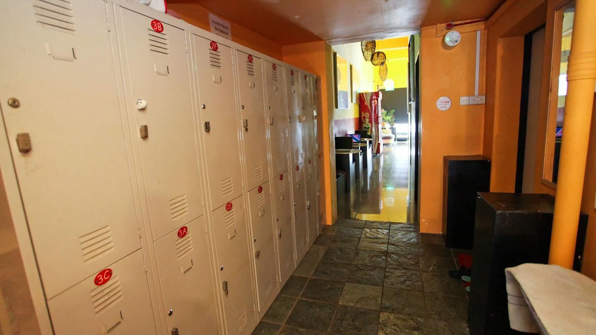 Moni Gallery Hostel Singapore