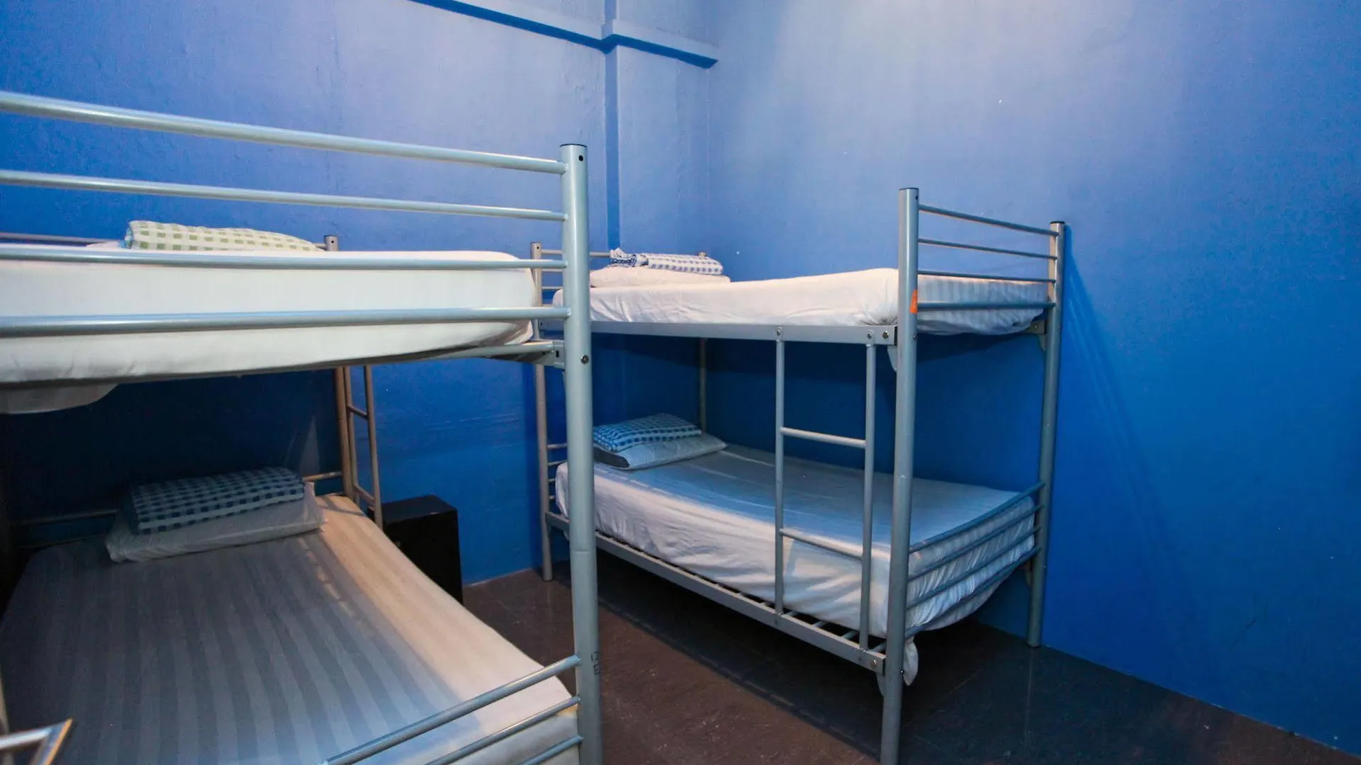 Moni Gallery Hostel Singapore