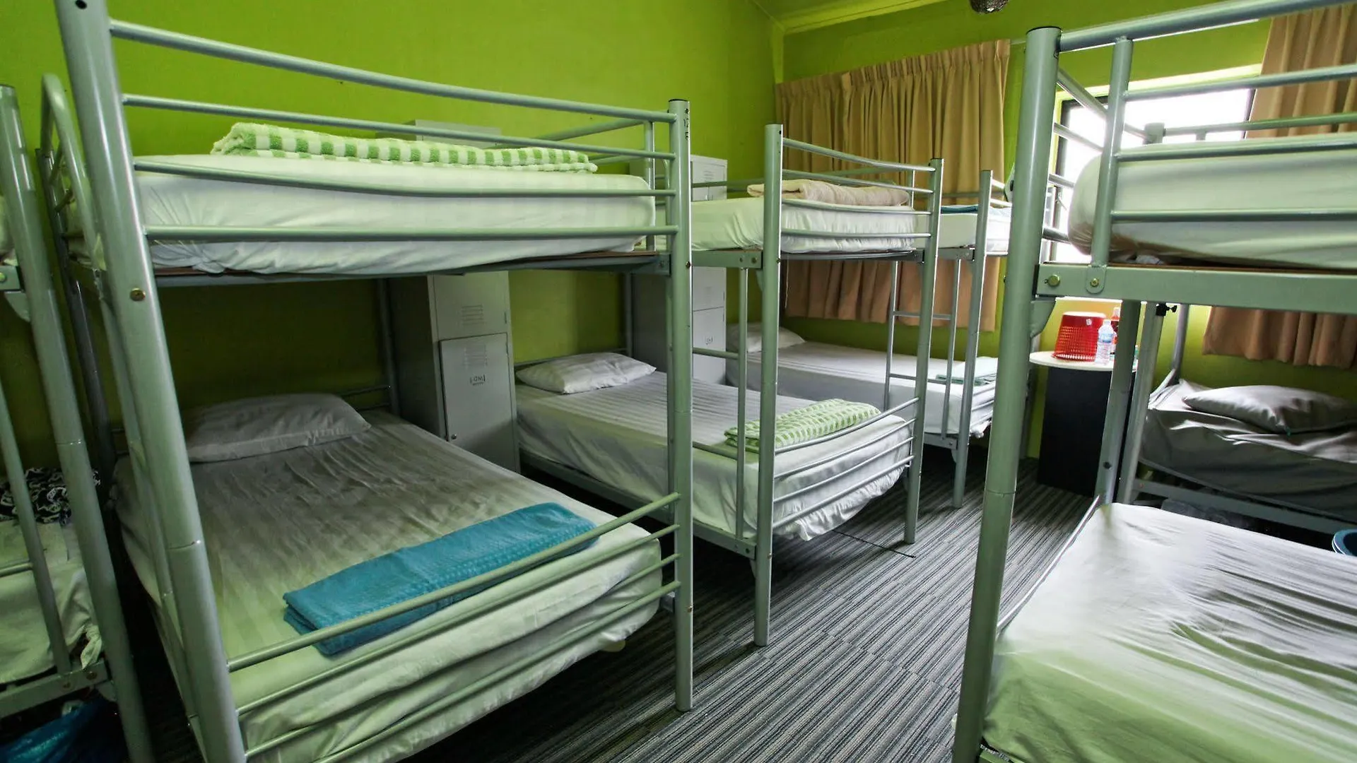 Moni Gallery Hostel Singapore