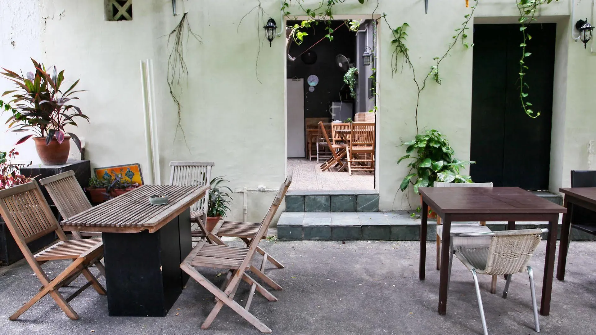 Moni Gallery Hostel Singapore