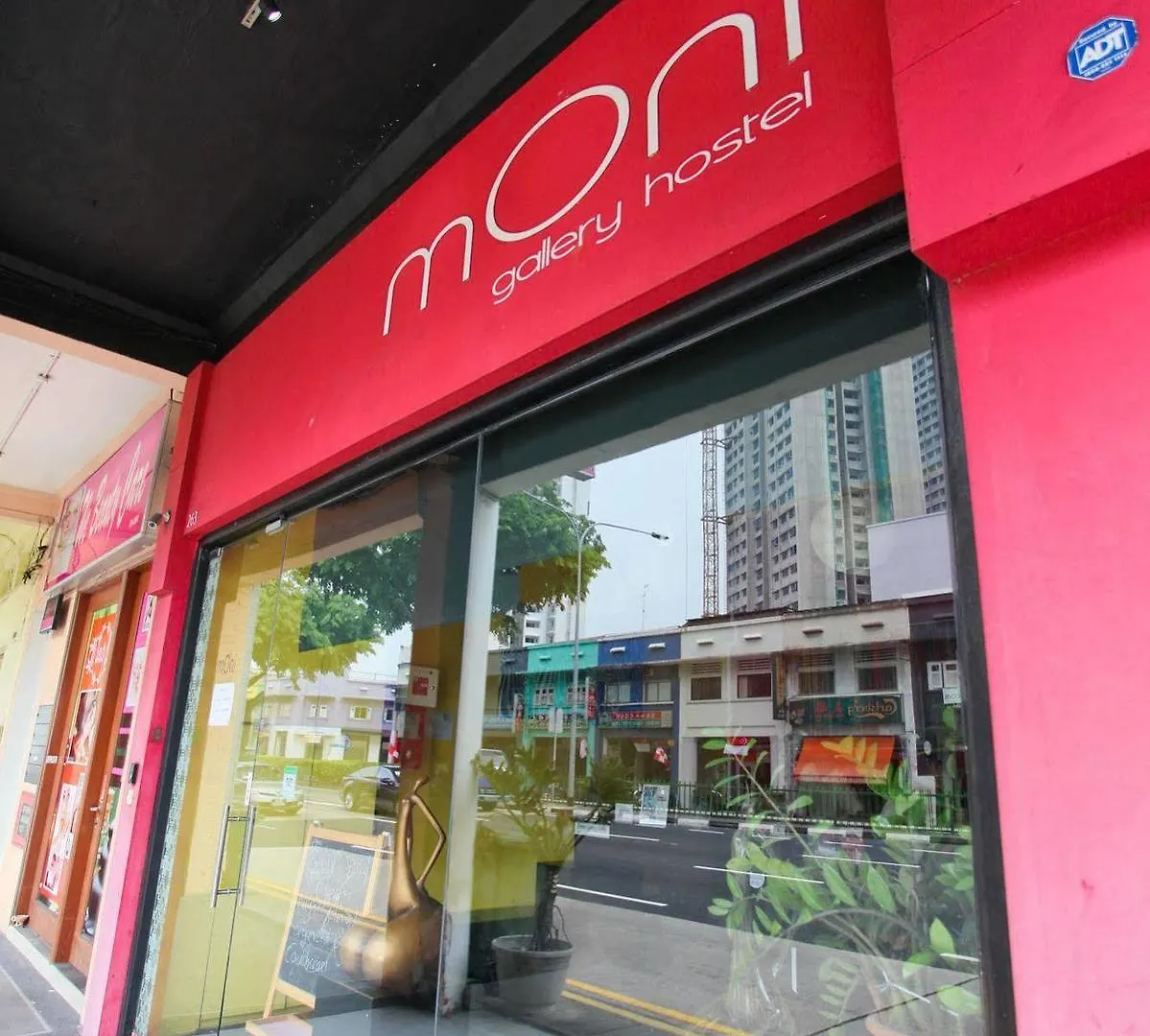 Moni Gallery Hostel Singapore