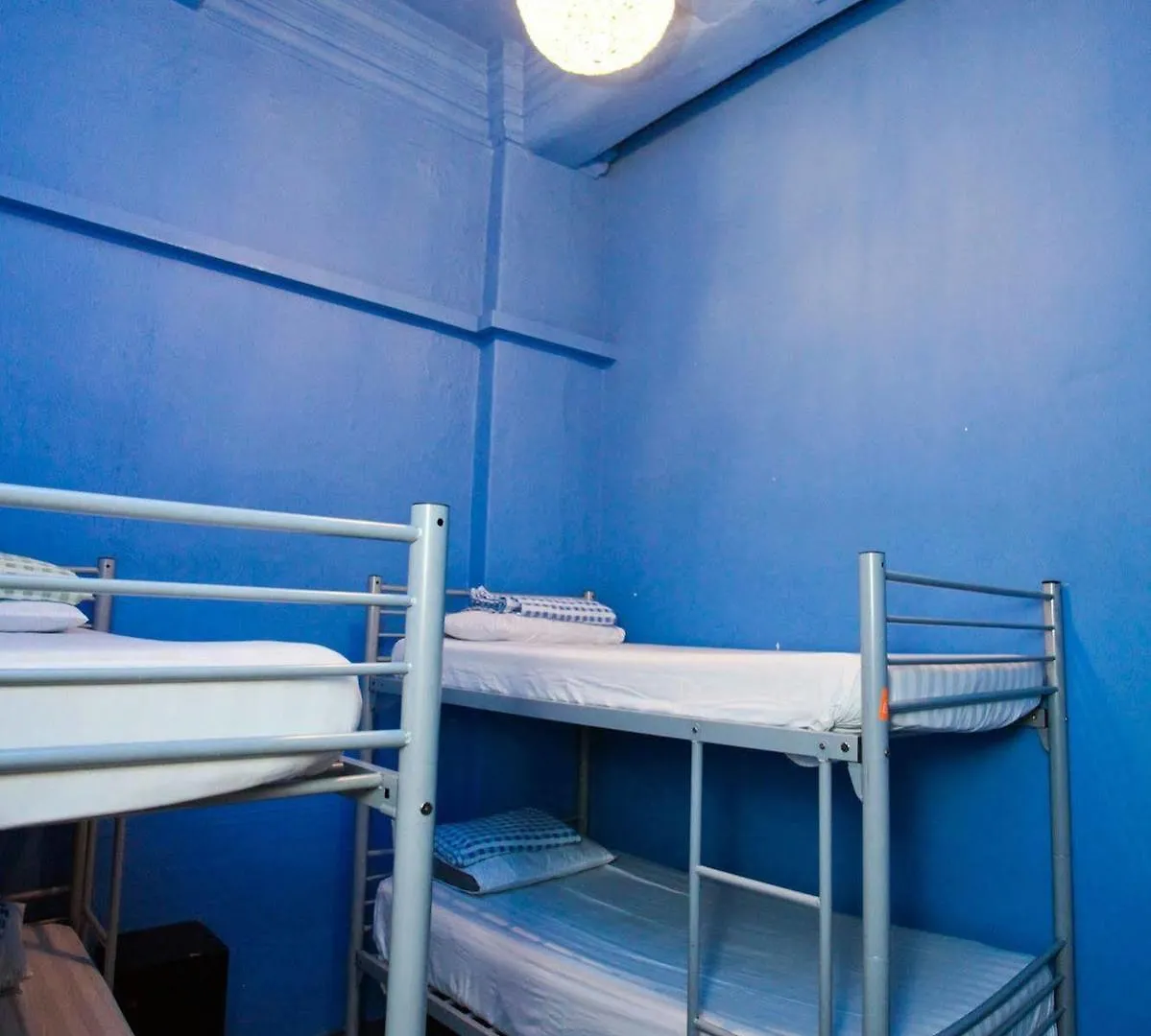 Moni Gallery Hostel Singapore