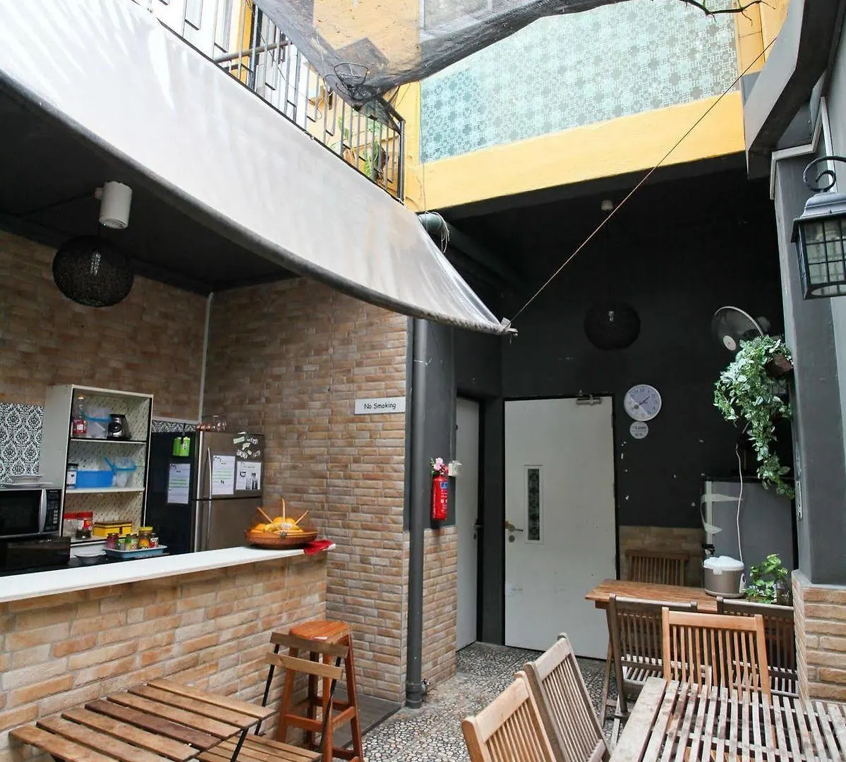 Moni Gallery Hostel Singapore