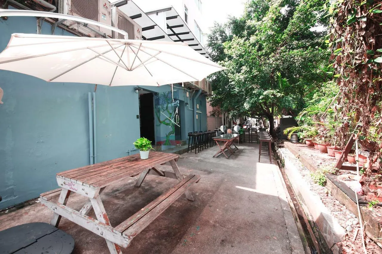 Moni Gallery Hostel Singapore